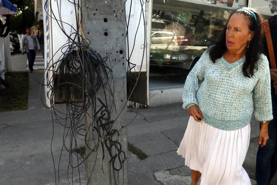 Patricia Wall, vecina de Benito Juárez, denunció que 2017 que en el cruce de Atlanta y Holbein un rollo de cables cayó de un poste cuando ella pasaba.