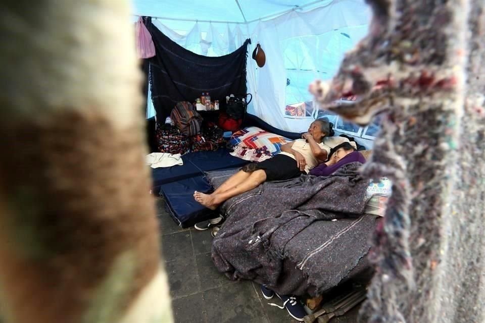 Desplazados por la violencia en Guerrero durante plantón afuera de Palacio Nacional el pasado mes de marzo.