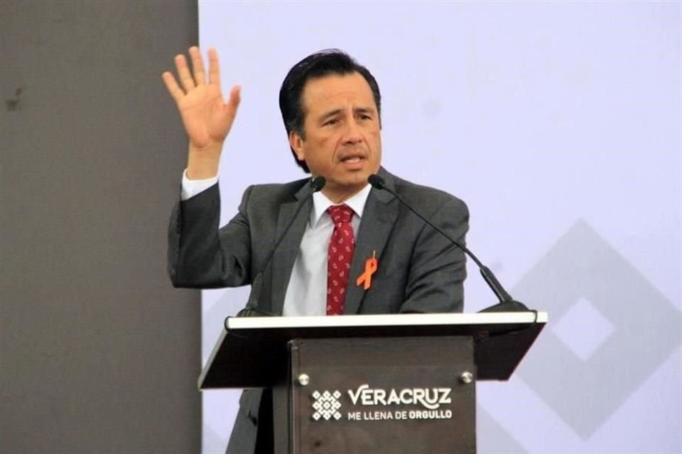 Cuestionado sobre la denuncia de que 3 empresas fantasma fueron contratadas por Educacin de Veracruz, AMLO defendi al Gobernador.