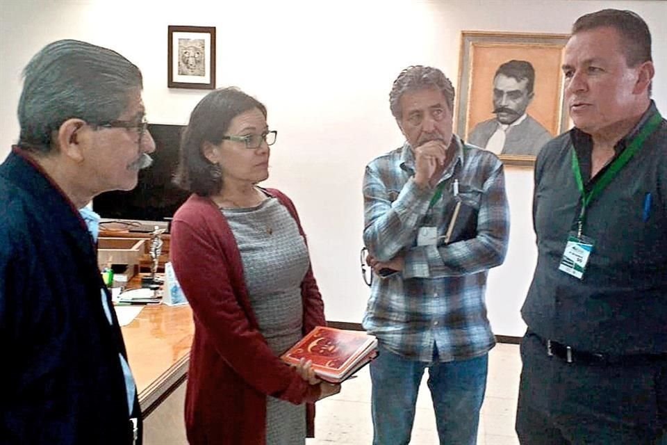 Eduardo Osuna (der.) durante una reunión con el titular del Registro Agrario, Plutarco García Jiménez (izq.) en octubre pasado.