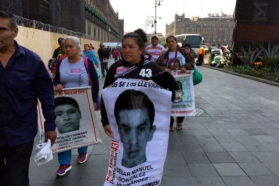 Los padres de los 43 normalistas desaparecidos se reunieron con López Obrador en Palacio Nacional.