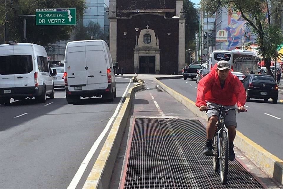 En Izazaga, los ciclistas deben transitar por el camellón de la avenida.