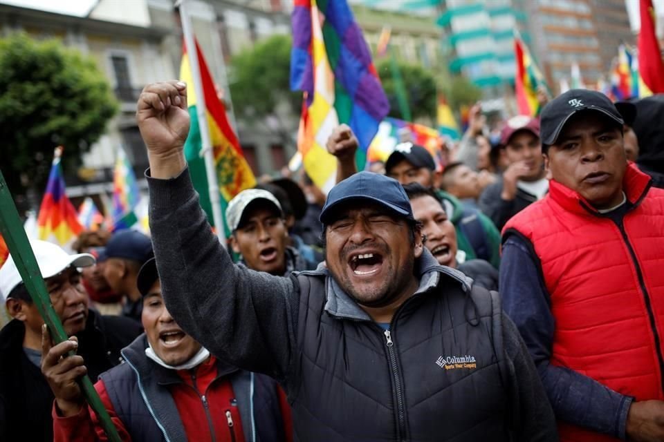 Alrededor de cinco mil personas simpatizantes a Evo llegaron a La Paz, según medios locales.