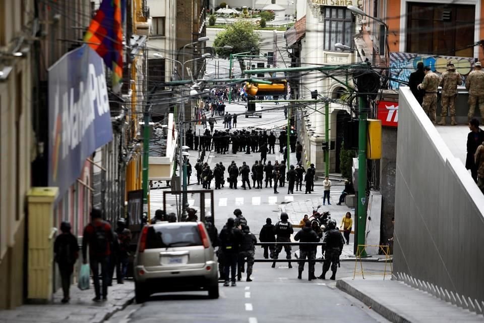 Fuerzas de seguridad realizaron bloqueos en La Paz para impedir el paso de manifestantes.