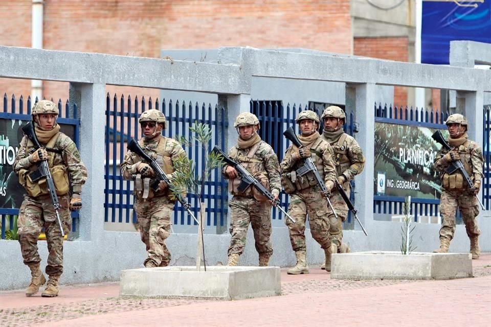 Militares y policías mantienen un fuerte operativo de seguridad en La Paz.