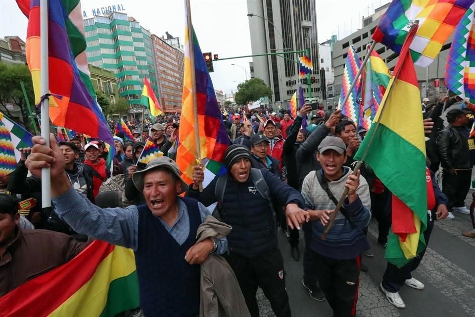 Cinco mil personas simpatizantes de Evo Morales marcharon a La Paz, Bolivia, hacia Asamblea Legislativa, donde hay cita para elegir sucesor.