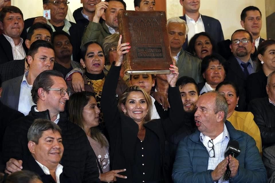 Jeanine Añez, segunda al mando en Senado, se proclamó Presidenta de Bolivia en sesión del Parlamento sin diputados afines a Evo Morales.