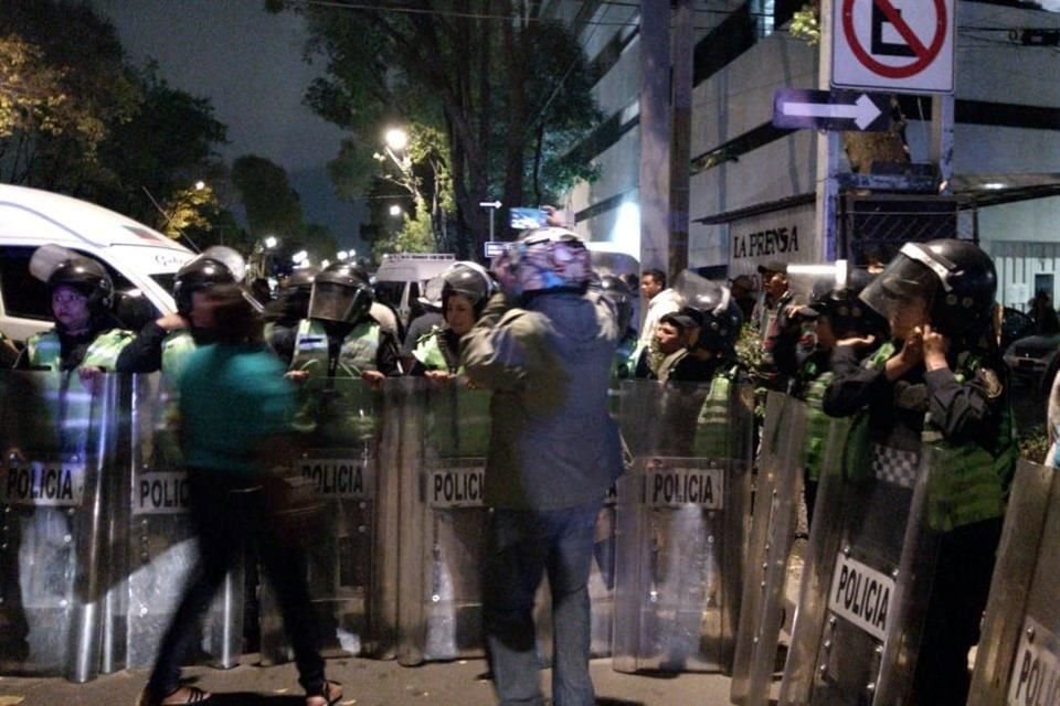 A las 20:10 horas, un grupo antimotines de la Secretaría de Seguridad Ciudadana arribó a las instalaciones del INPI.
