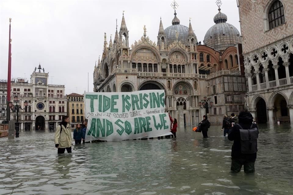 Manifestantes señalaron la urgencia de atender la crisis climática.