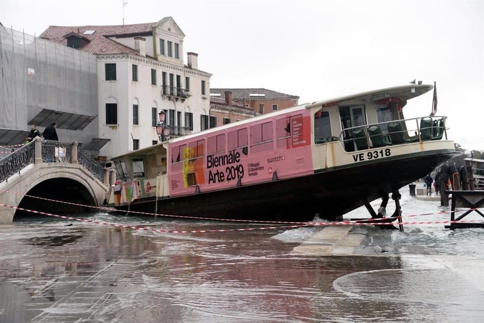 Un ferry se mantiene varado en los muelles de Venecia tras la subida de las mareas.