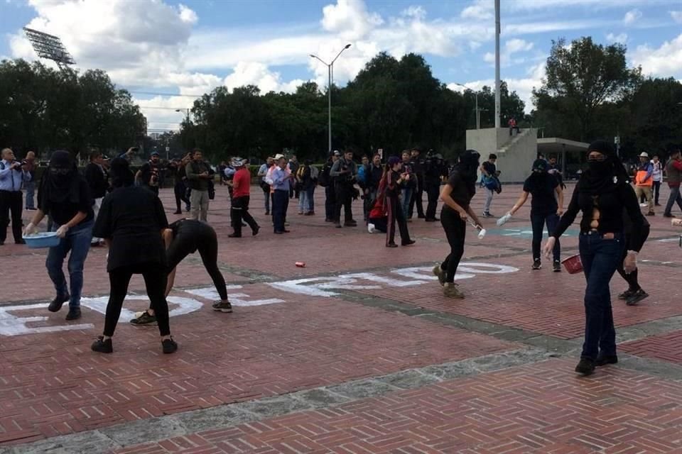 Encapuchados realizan pintas en Rectoría luego que estudiantes de varias facultades marcharan contra acoso y reelección de Graue.