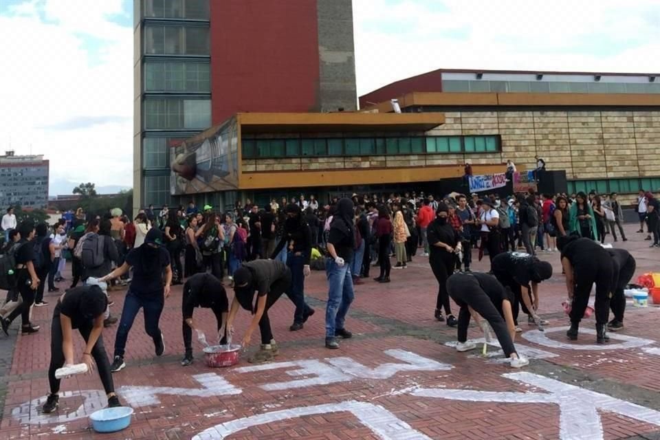 Estudiantes de varias facultades protestan en Rectoría contra acoso y reelección de Graue; encapuchados hicieron pintas.