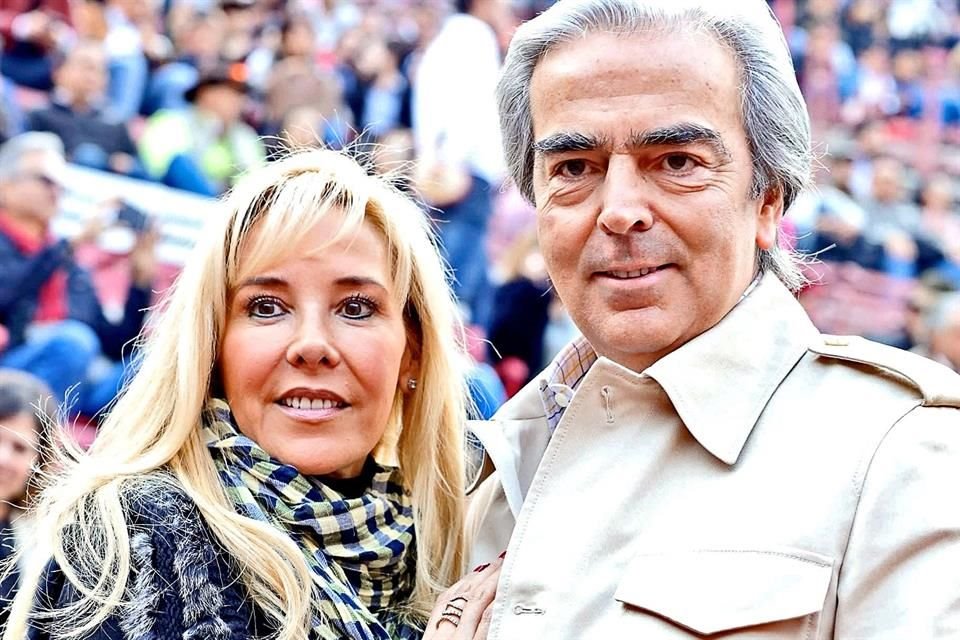 Lorenzo Lazo, viudo de Edith González, viajó ayer a Monterrey junto a Cristina Rivera Torres, con quien hace días fue captado en la Plaza México.