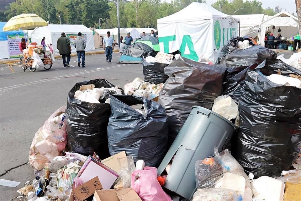 Tras cinco días de plantón frente a San Lázaro, las bolsas de basura se acumulan a un lado del campamento de los campesinos.