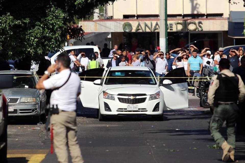 En el cruce de Morelos y Chapultepec, un carro parado y heridos por lo que dicen presunto ataque con armas largas.