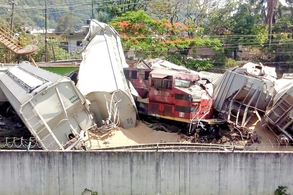 El último siniestro que mantiene paralizado el transporte de mercancías en tren provocó el desplazamiento sin control de 39 carros y 4 locomotoras en Orizaba, Veracruz.