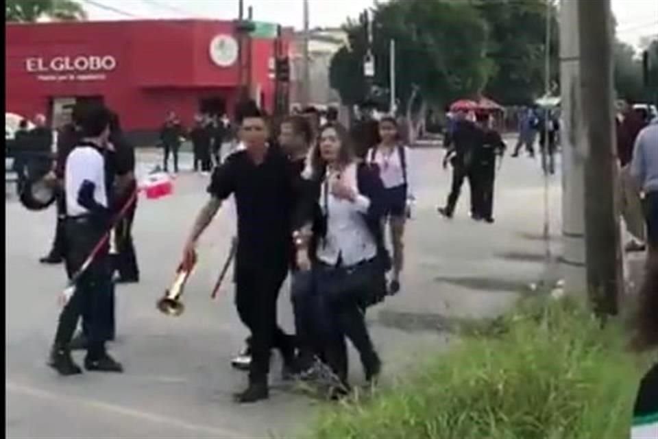 Asistentes al desfile de la Revolución en Torreón huyeron, luego de que un hombre matara a balazos a una maestra.