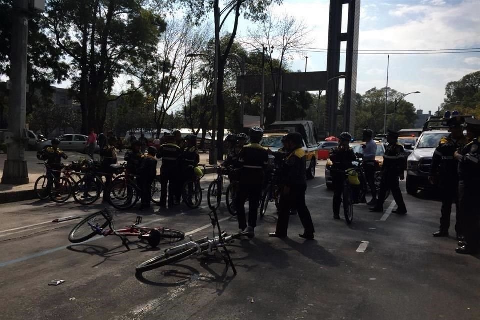 Policías protegieron en fila a los últimos pedalistas.