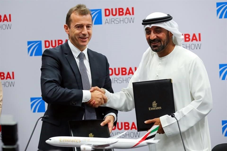 Sheikh Ahmed bin Saeed Al Maktoum, CEO y presidente de Emirates Group, y Guillaume Faury, CEO de Airbus firmaron el acuerdo de compra de aviones.