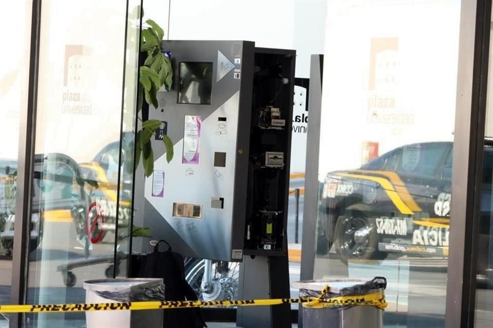Mientras retiraba dinero de uno de los cajeros de pago del estacionamiento de Plaza Universidad, un hombre fue baleado al oponerse a entregar dinero a ladrones.