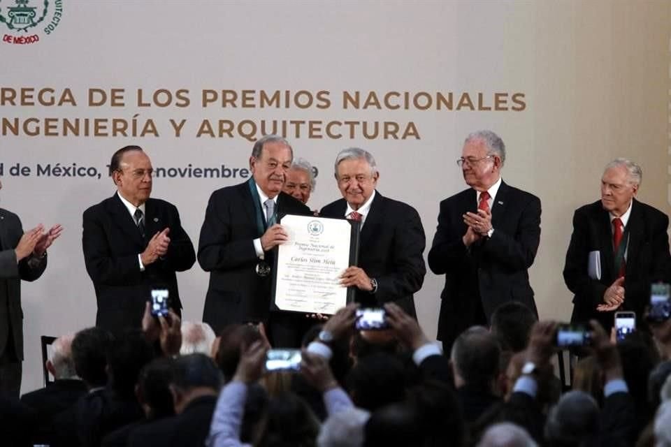 El Presidente AMLO entregó al empresario Carlos Slim el Premio Nacional de Ingeniería.