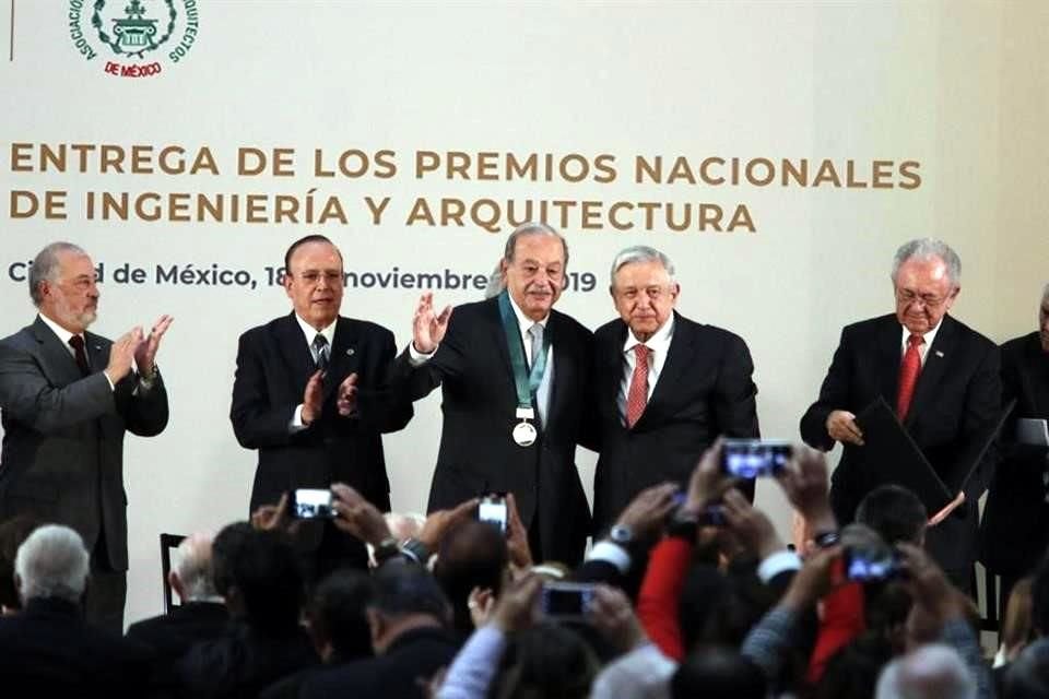 Presidente AMLO entregó a Carlos Slim el Premio Nacional de Ingeniería.