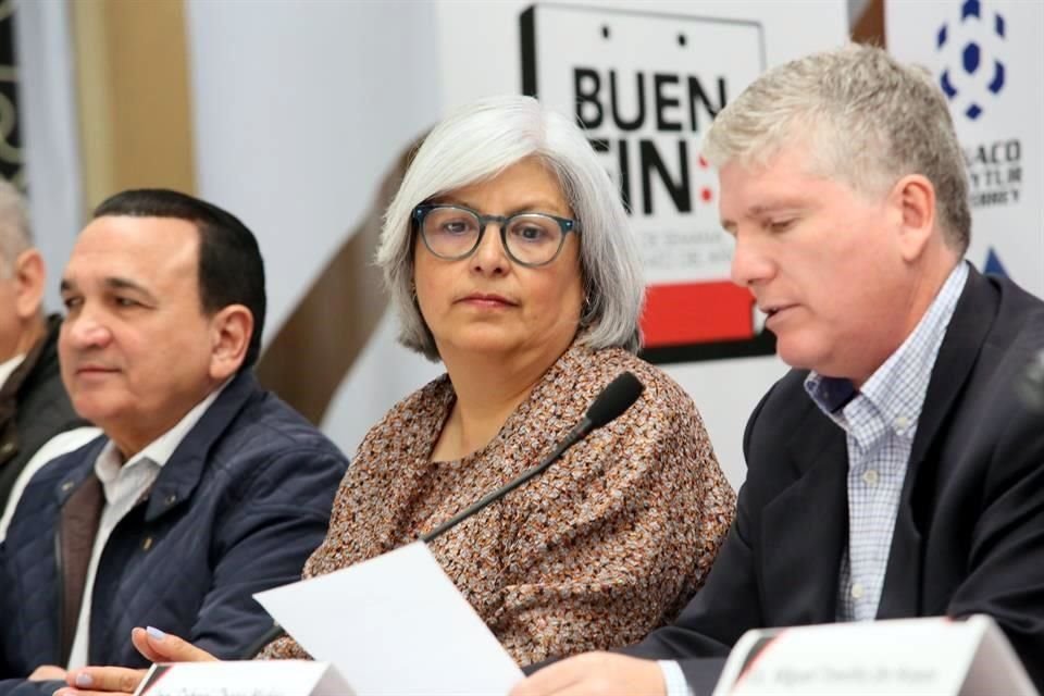 Juan Manuel López, presidente de Concanaco Servytur; Graciela Márquez, Secretaría de Economía, y Gabriel Chapa, presidente de Canaco Monterrey.