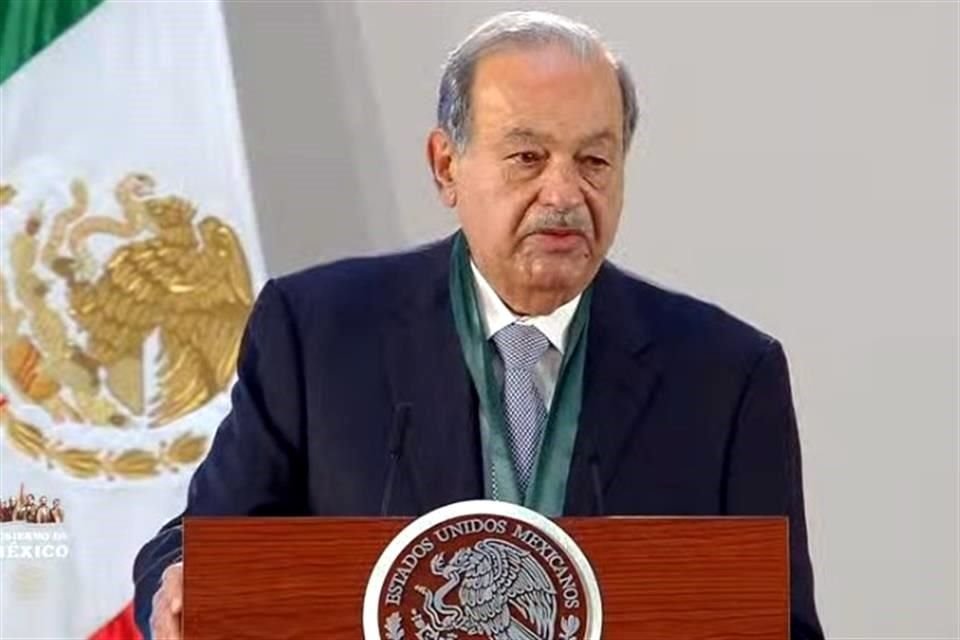 Carlos Slim recibió el Premio Nacional de Ingeniería en Palacio Nacional.