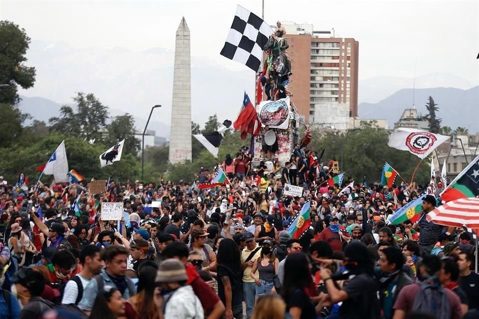 Miles de chilenos se congregaron en Santiago, cuando se cumple un mes del inicio de las protestas contra el Gobierno de Piñera.