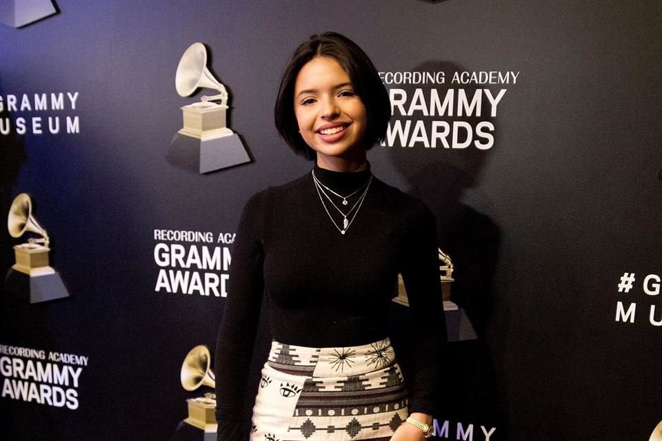 Ángela Aguilar fue madrina de la inauguración de la exposición especial por los veinte años de los Latin Grammy.