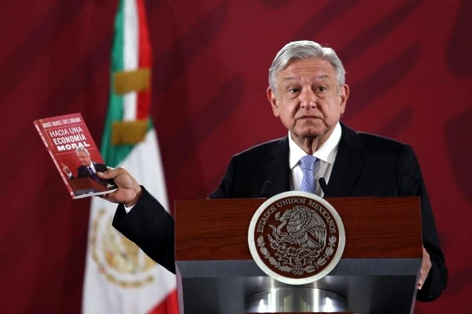 El Presidente López Obrador mostró su libro de 'economía moral'; estará disponible a partir de mañana en plataformas digitales.