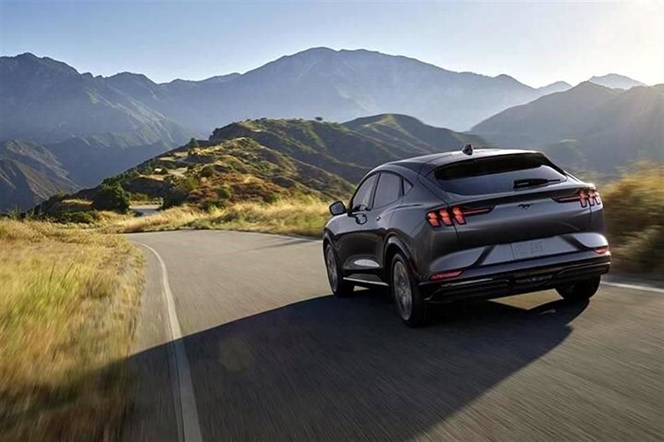 El Ford Mustang contará con una opción de rango extendido que, se espera, supere los 450 kilómetros con una sola carga.