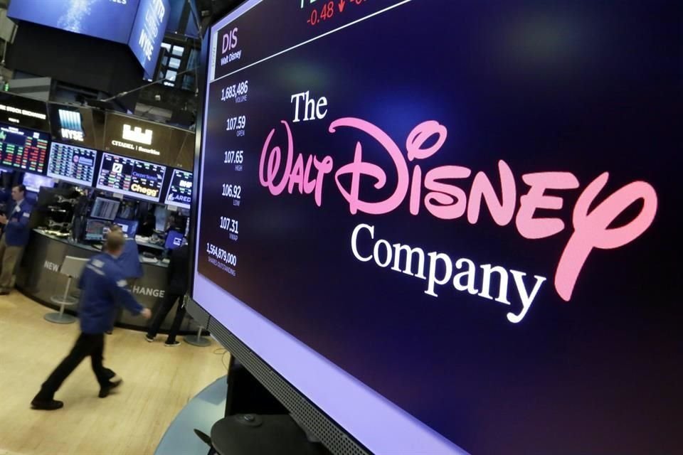 Logo de Walt Disney Co. aparece en pantallas del piso de remates del New York Stock Exchange.