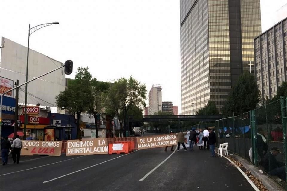 Manifestantes bloquean, desde hace siete horas, Marina Nacional en dirección al Circuito Interior, en la Alcaldía Miguel Hidalgo.