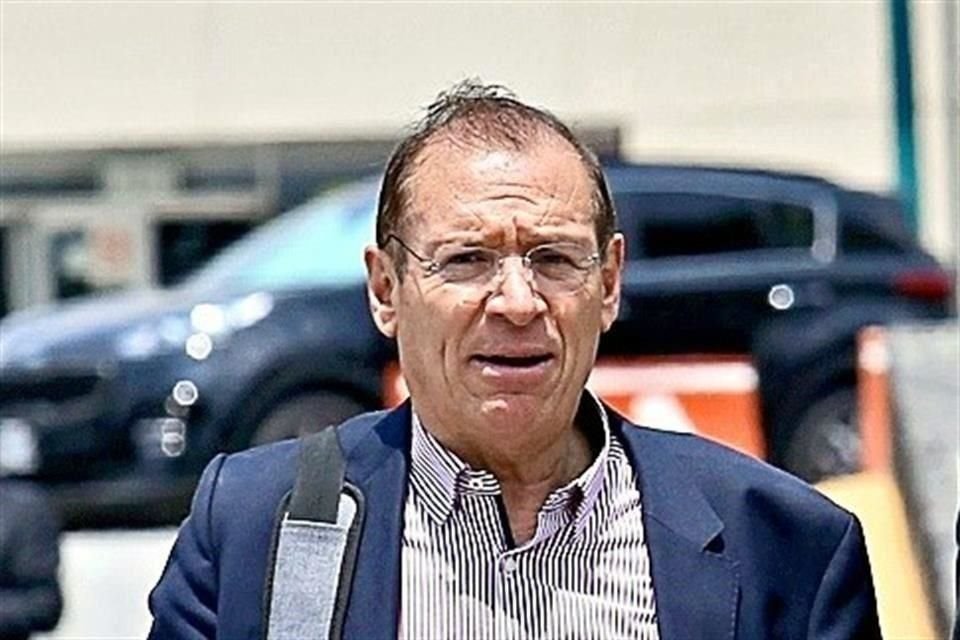 La defensa de Simón Pedro de León Mojarro, ex coordinador de Delegaciones de Sedesol, presentó un comprobante médico, lo que aplazó su audiencia.