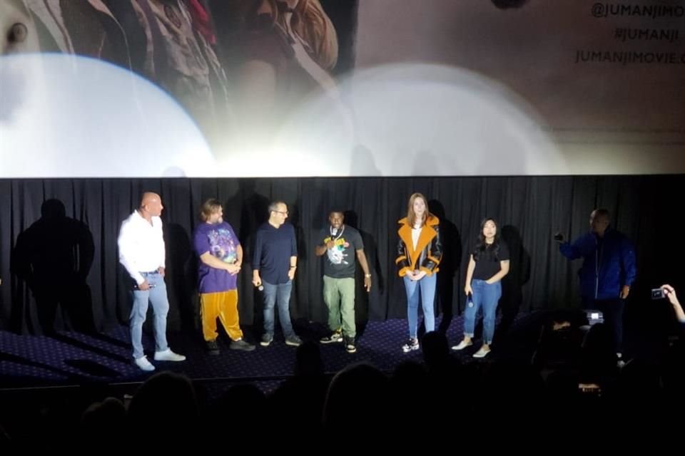 EL lenco de 'Jumanji: El Siguiente Nivel' llegó por sorpresa a un cine de Los Cabos para presentar la cinta.