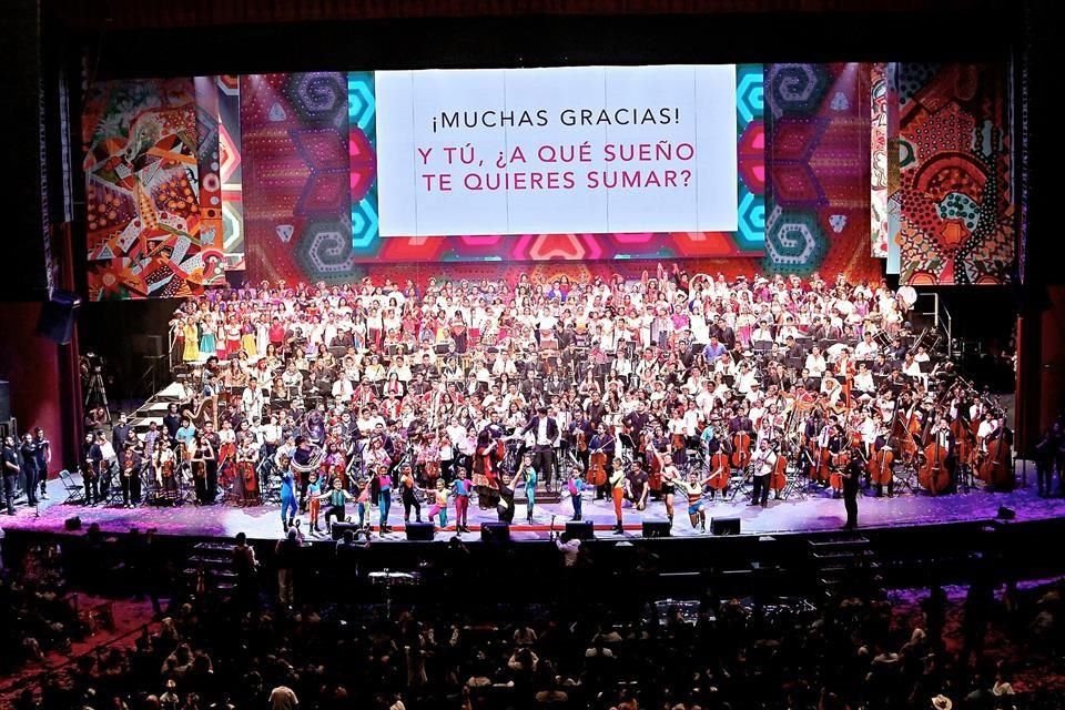 Cultura Comunitaria, programa estrella de la Secretaría de Cultura, dio muestra de sus frutos anoche en el Auditorio, con un concierto en el que participaron 750 niños y jóvenes de diversos estados.