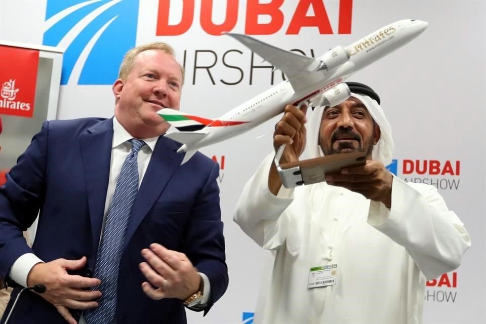 Sheikh Ahmed Bin Saeed Al Maktoum (Der.), presidente ejecutivo de  Emirates Airlines y Stan Deal, CEO de la división comercial de Boeing.