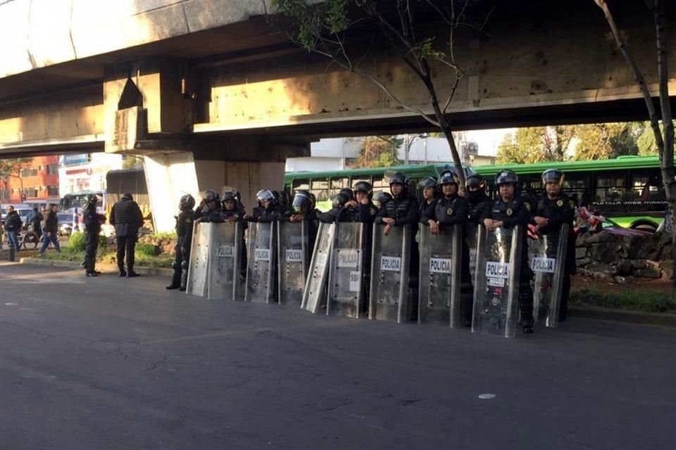 Policías resguardan plantón de campesinos en San Lázaro.