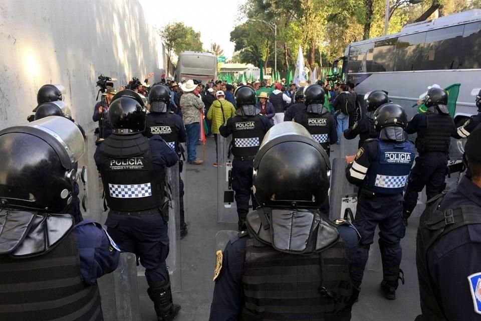 Policías mantienen cerco en San Lázaro para impedir q plantón de campesinos acuda a desfile por la Revolución.