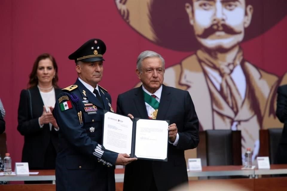Miguel Eduardo Hernández, mando que trasladó a México a Evo Morales, fue condecorado por el Presidente.