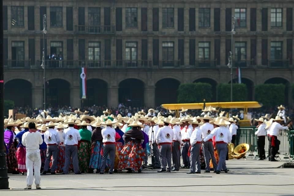 Un total de 1130 personajes y 2 mil 700 caballos escenifican pasajes históricos en conmemoración de 109 aniversario de Revolución Mexicana.