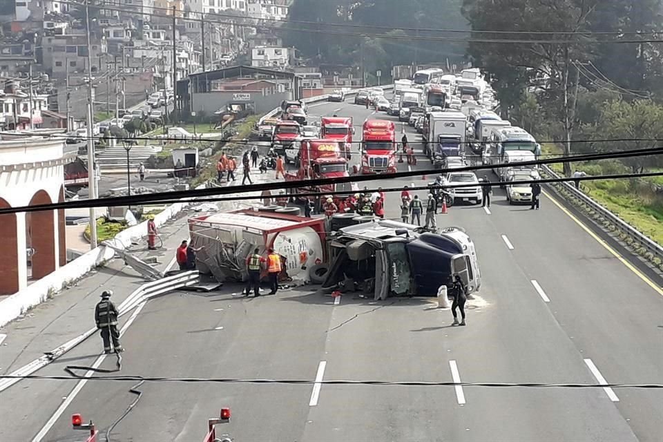 Un tráiler volcó sobre la autopista México-Toluca.