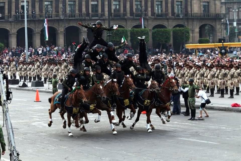 El Presidente encabeza en el Zócalo el desfile cívico-militar por el 109 Aniversario de Revolución Mexicana, que concluirá en Campo Marte.