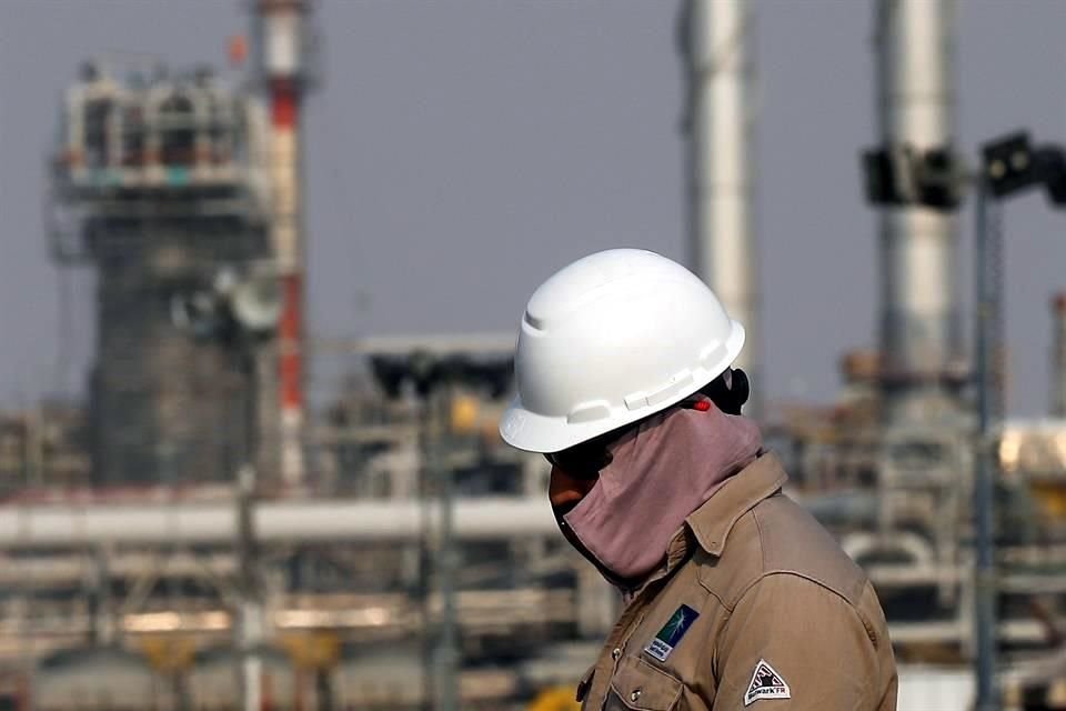 Tensiones en Oriente Medio también dieron impulso a los precios del petróleo.