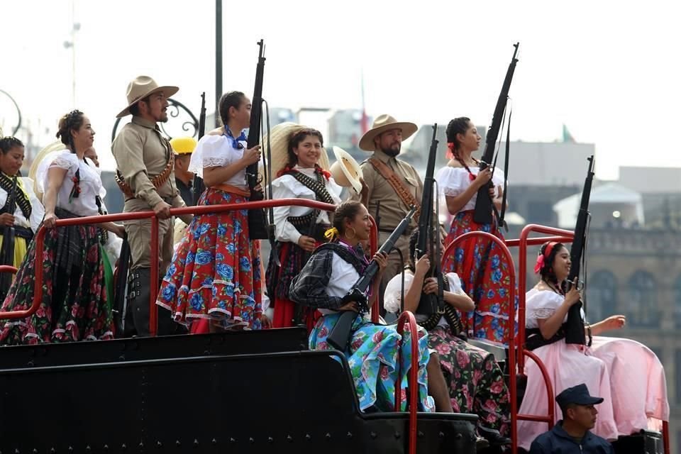 Durante el evento, los participantes teatralizaron 39 años de historia revolucionaria, desde la caída de Porfirio Díaz, en 1911, hasta el fin del sexenio de Lázaro Cárdenas, en 1940.