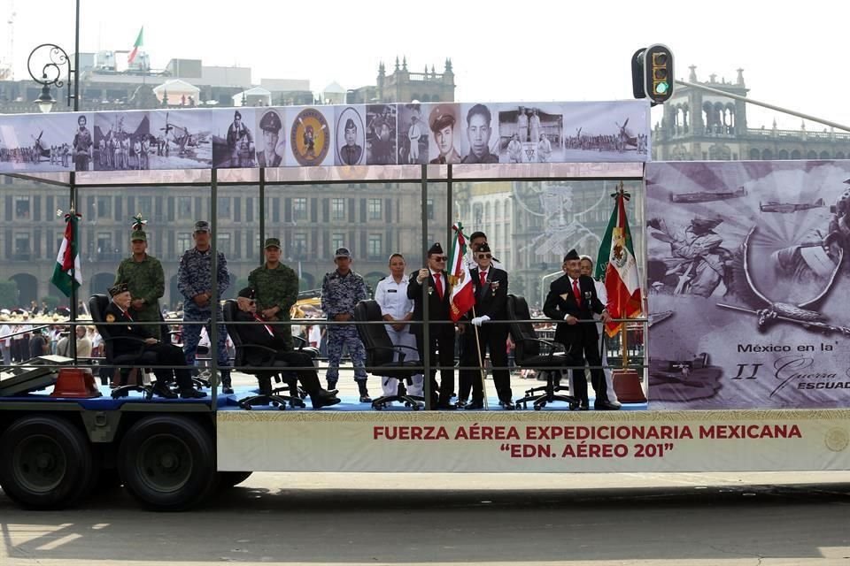 La unidad que representó a México en la Segunda Guerra Mundial fue escenificada en el desfile.