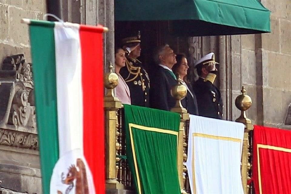 El Presidente observó a los contingentes desde el balcón central de Palacio Nacional, acompañado de su esposa Beatriz Gutiérrez Müller, y los Secretarios de la Defensa Nacional y Marina.
