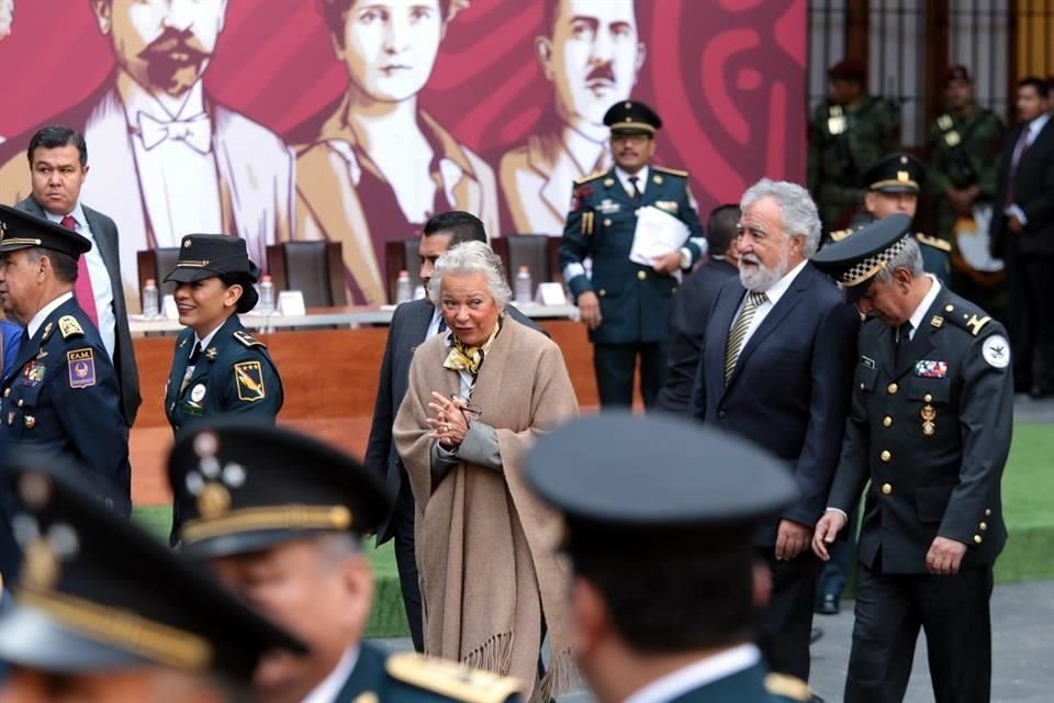 Olga Sánchez Cordero y Alejandro Encinas durante el desfile conmemorativo de la Revolución Mexicana. 