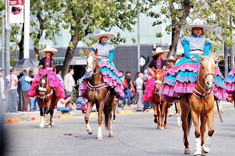 Tras la representación comenzó el desfile por el 109 Aniversario de la Revolución Mexicana.